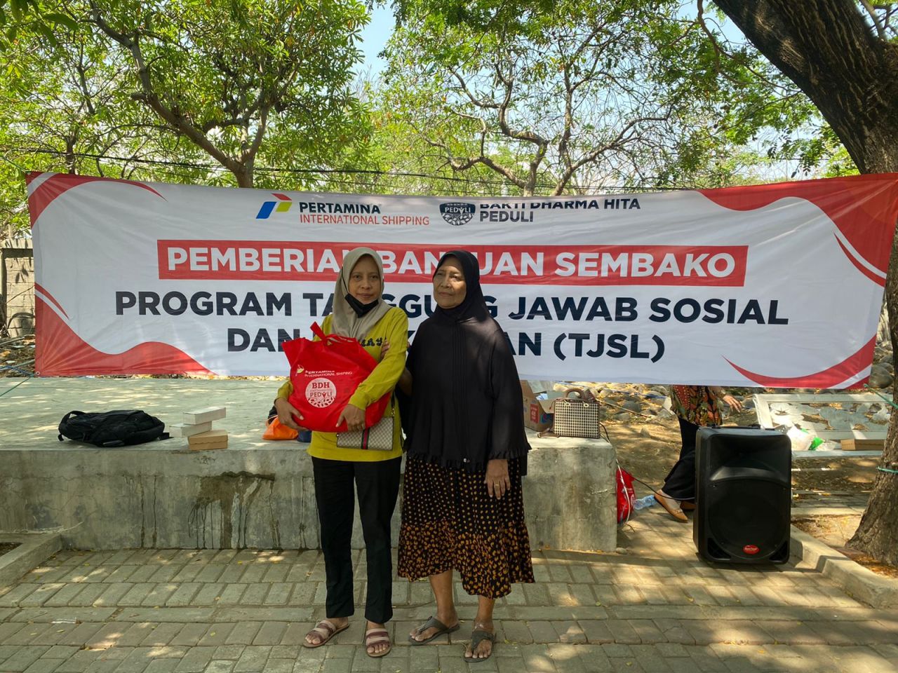 PERTAMINA dan Yayasan BDH Peduli Bagikan Sembako untuk Gamis di THP Kenjeran