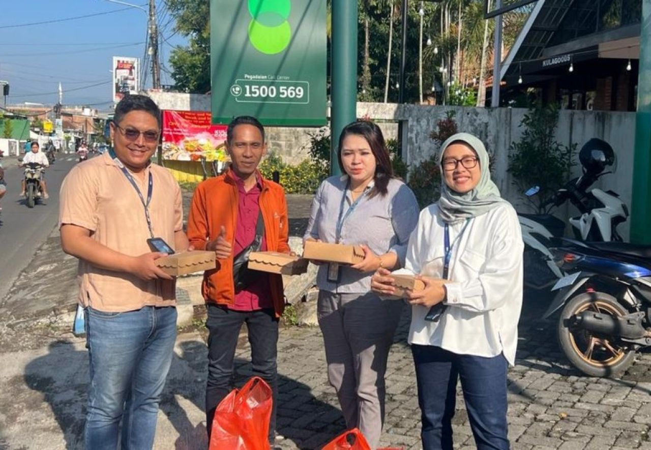 Jum'at Berkah Pegadaian Kanwil XII Surabaya   Bagikan 14.000 Makanan