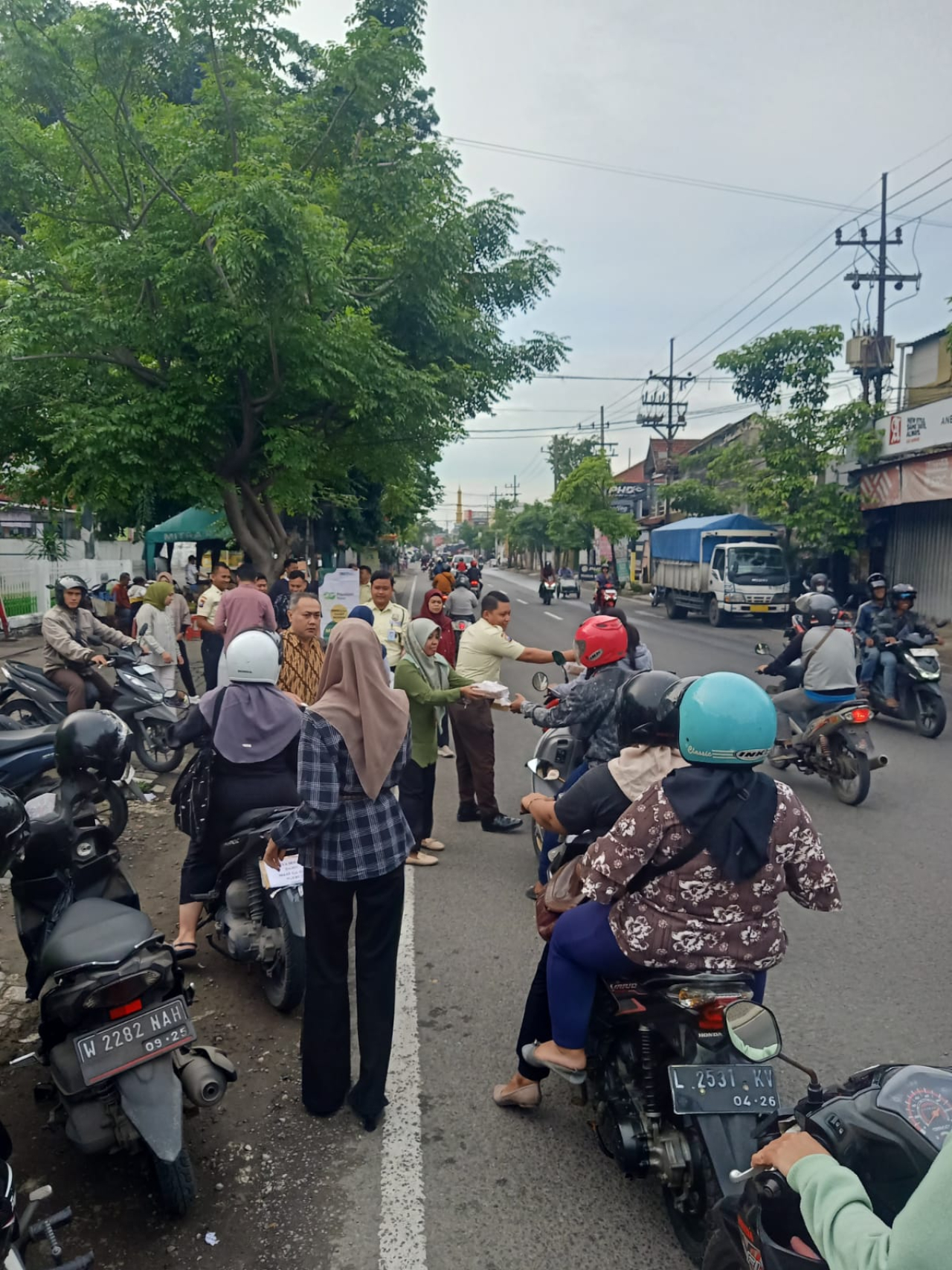 Pegadaian Bagikan Ribuan Makanan Siap Saji di Program Jumat Berkah "Mengetuk Pintu Langit"